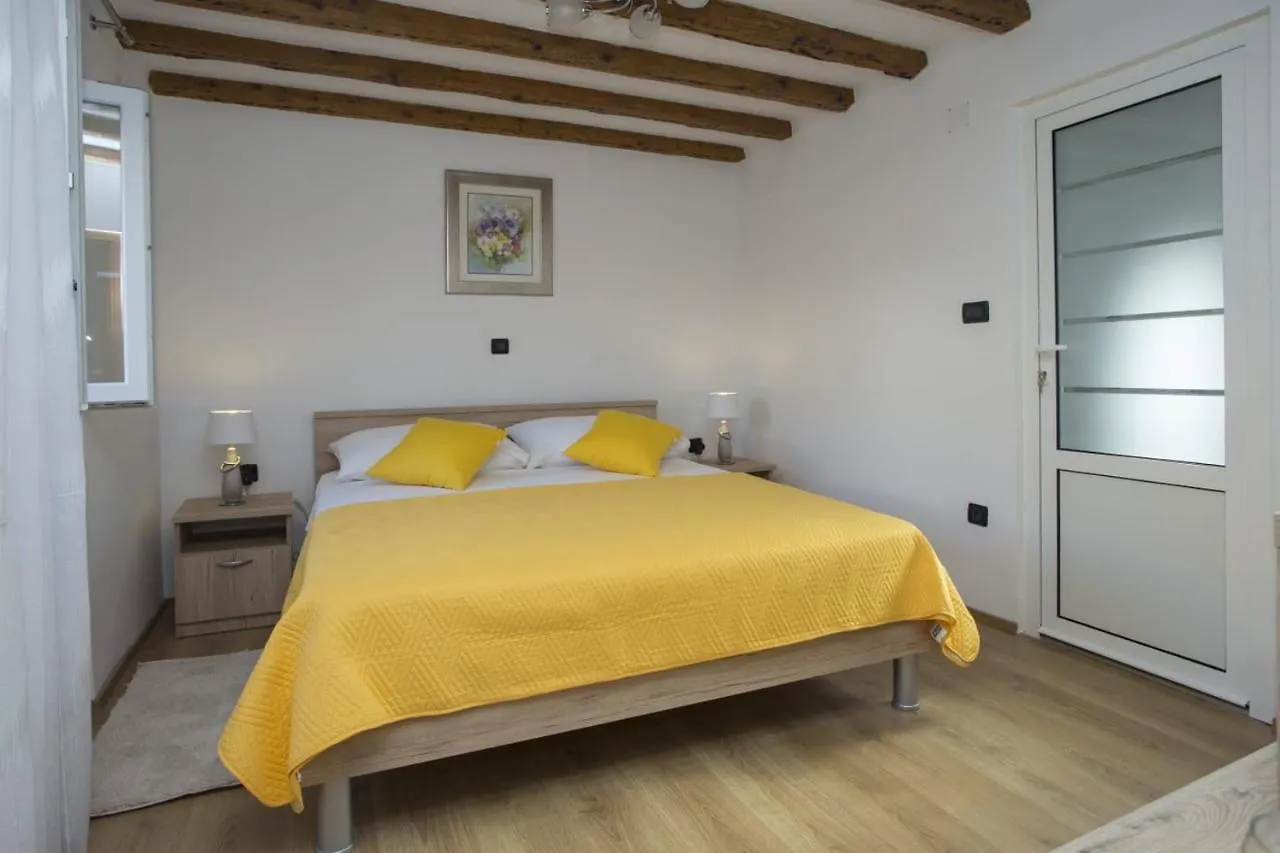 Old Town Room Split Apartment